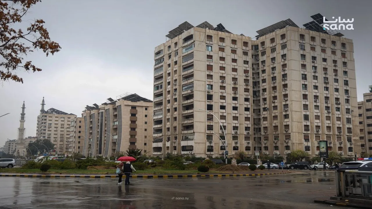 توقعات بطقس غائم مع فرص لهطول الأمطار فوق مناطق متفرقة بالبلاد